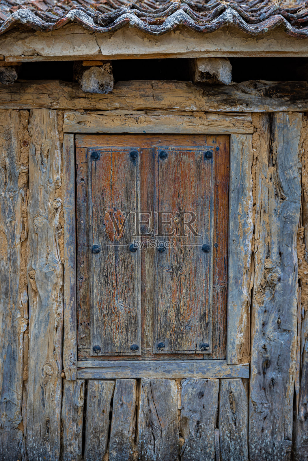 西班牙佩罗鲁比奥村一个旧仓库的紧闭的木窗。照片摄影图片