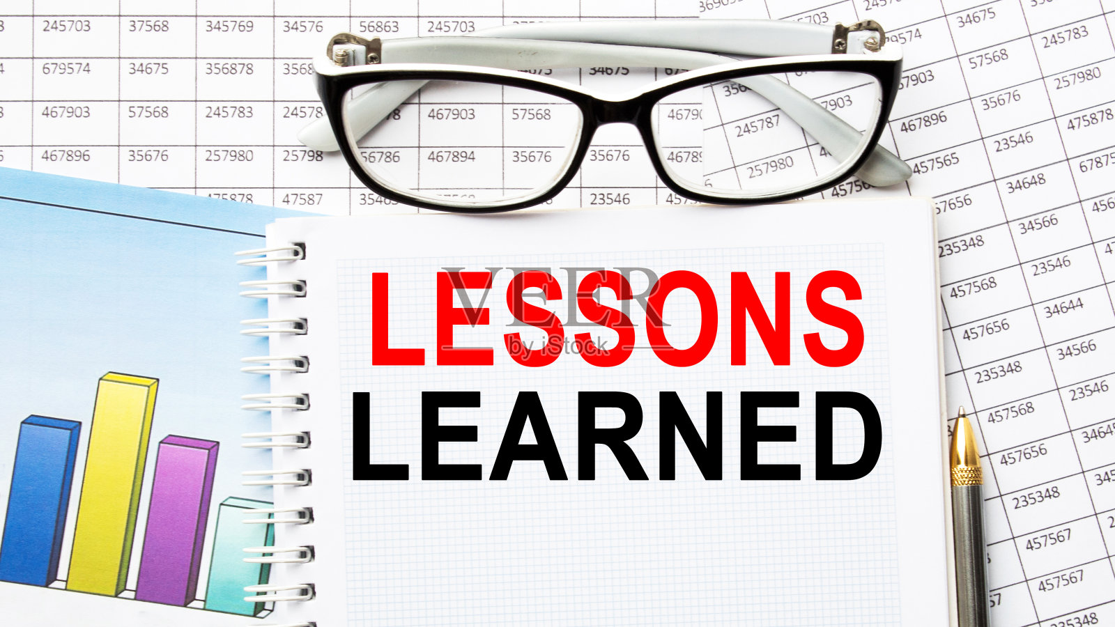 白底铭文记事本。经营理念。照片摄影图片