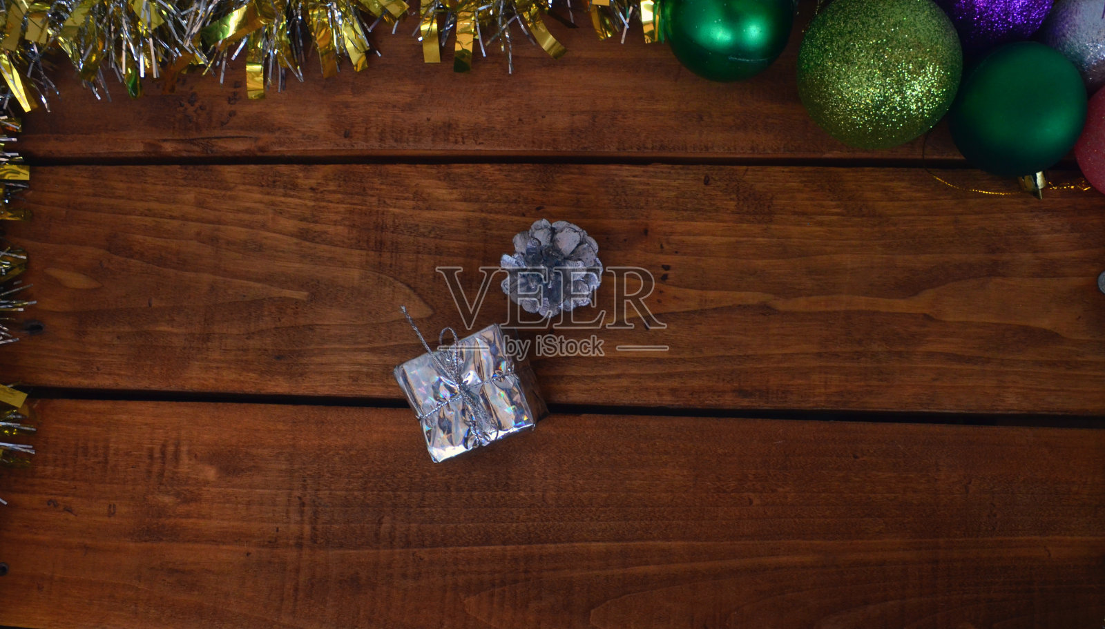 新年的布局在一个木制的背景上有一个地方题字。圣诞树上的装饰品。明信片。照片摄影图片