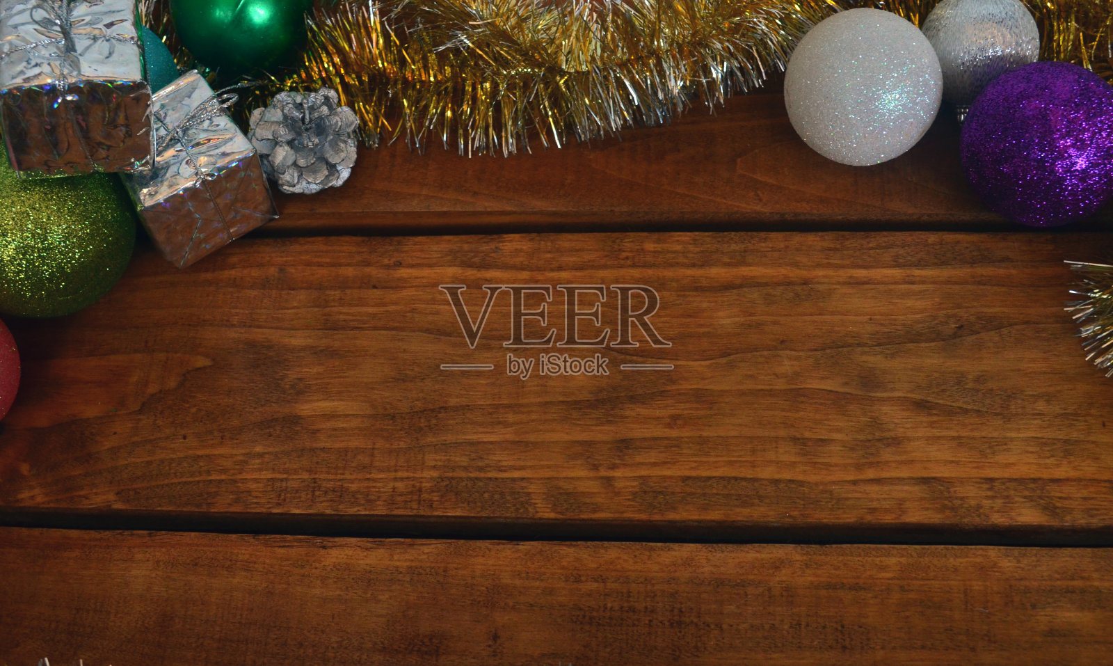 新年的布局在一个木制的背景上有一个地方题字。圣诞树上的装饰品。明信片。照片摄影图片