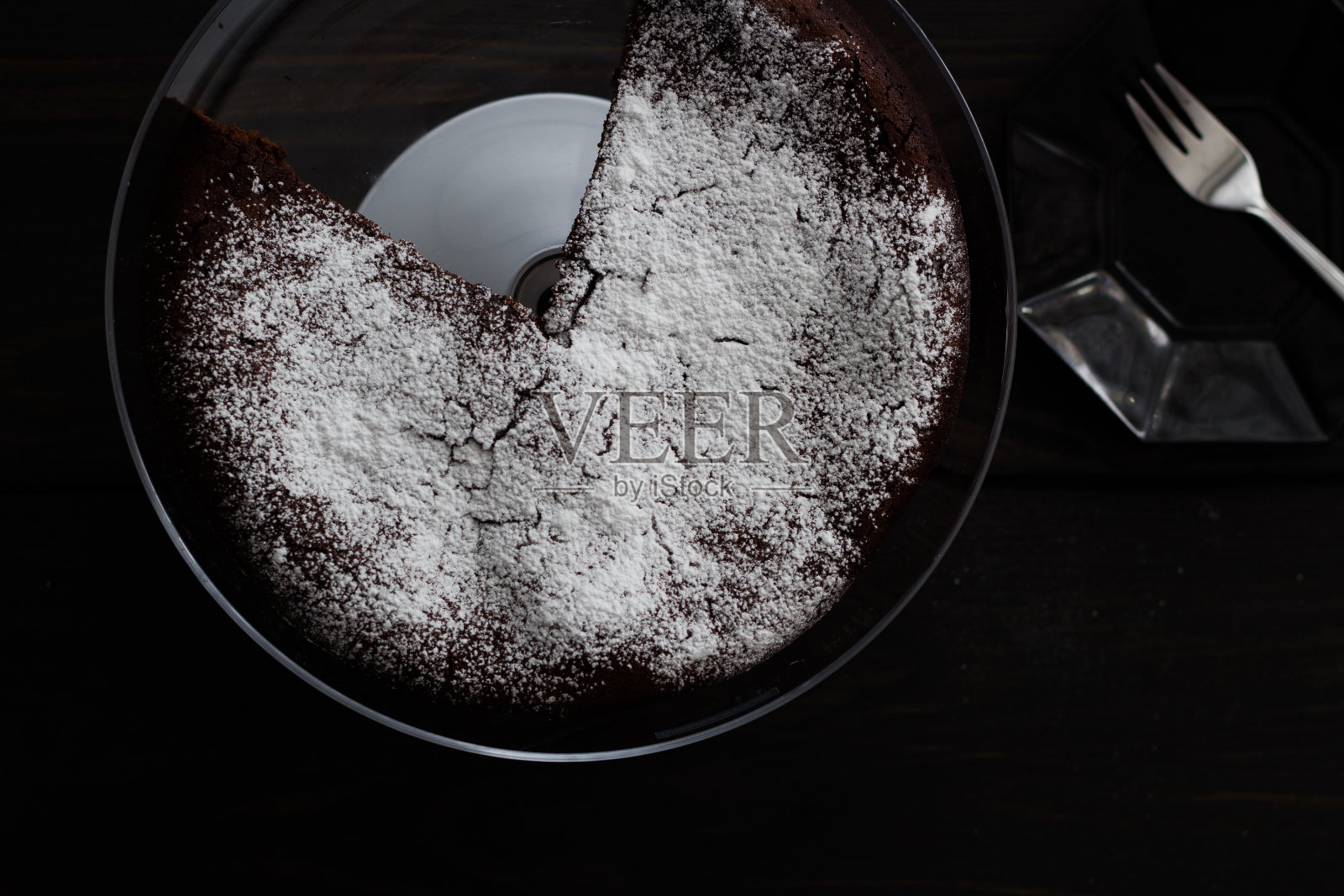 黑桌子上的布朗尼巧克力蛋糕照片摄影图片