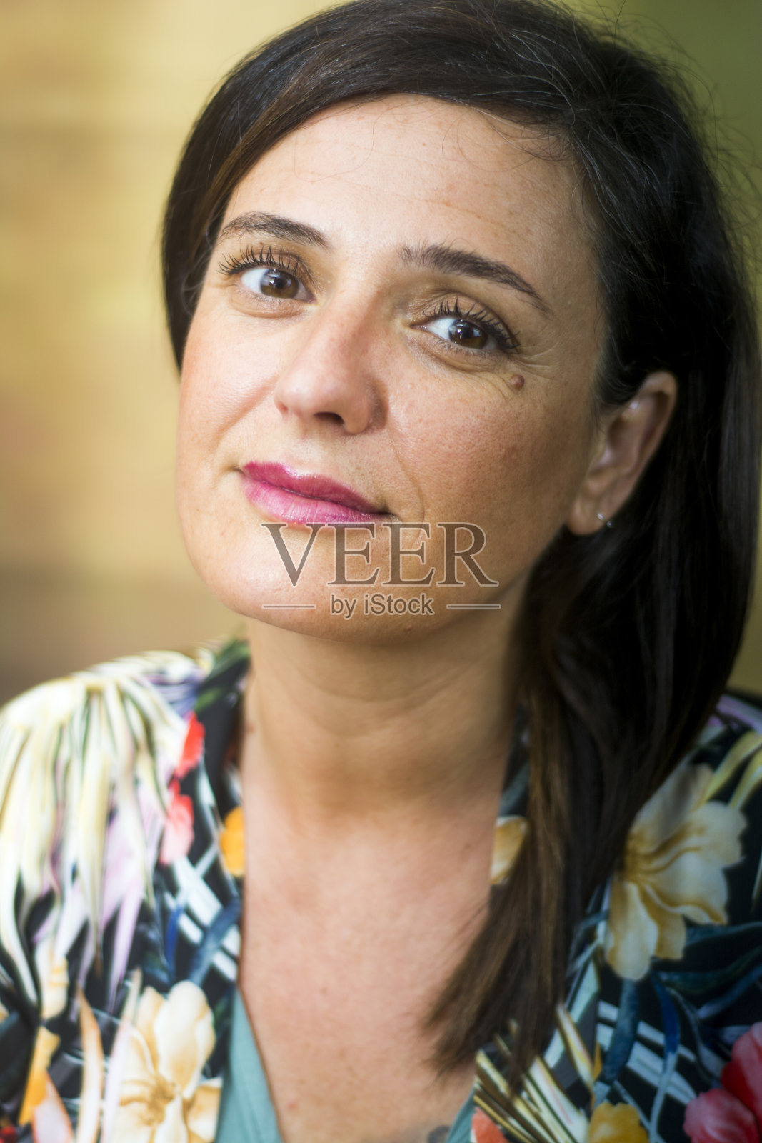 一个美丽的女人的肖像在白色的背景照片摄影图片