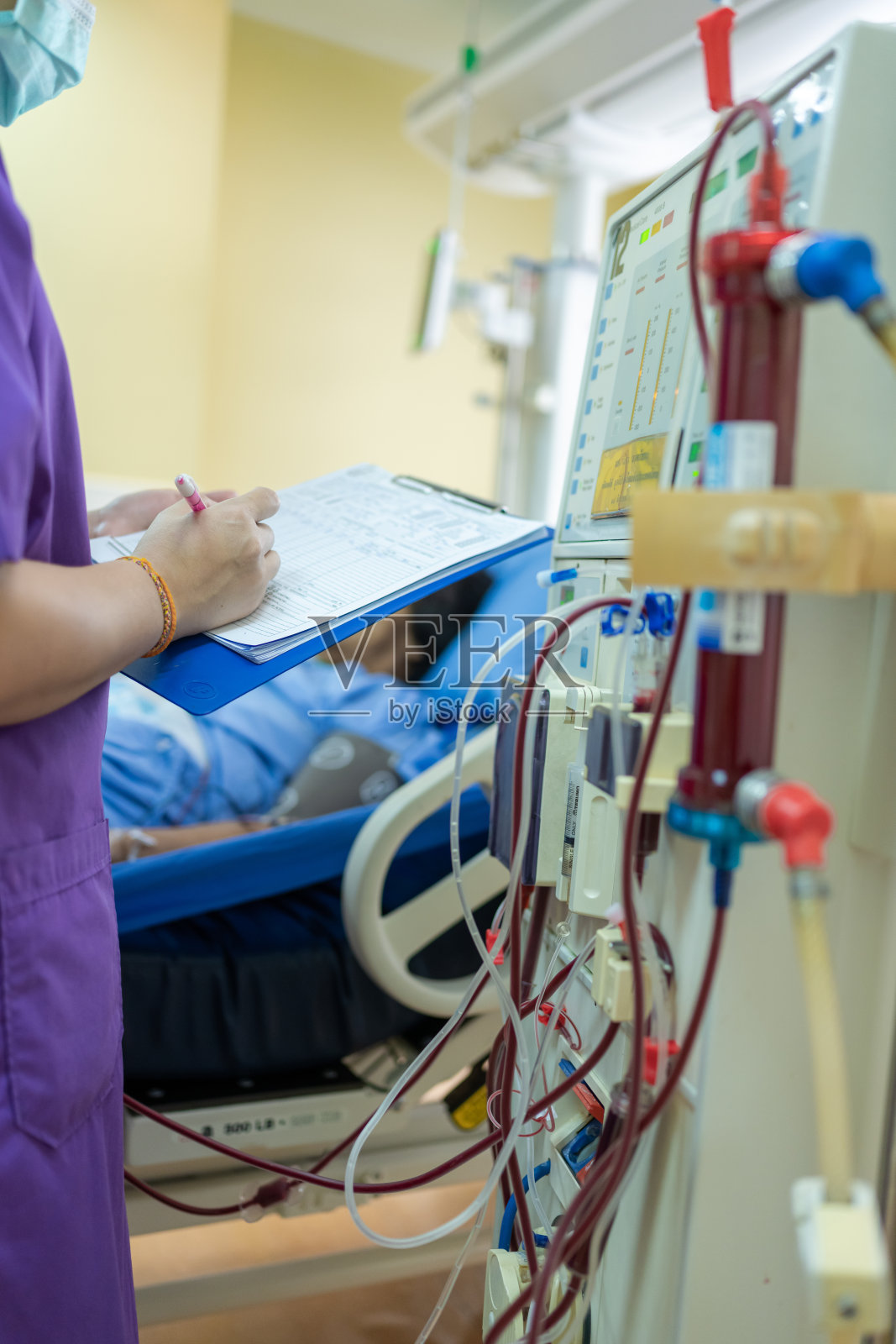 专科医生正在检查连续肾替代治疗设备、注射泵和血液透析机。照片摄影图片