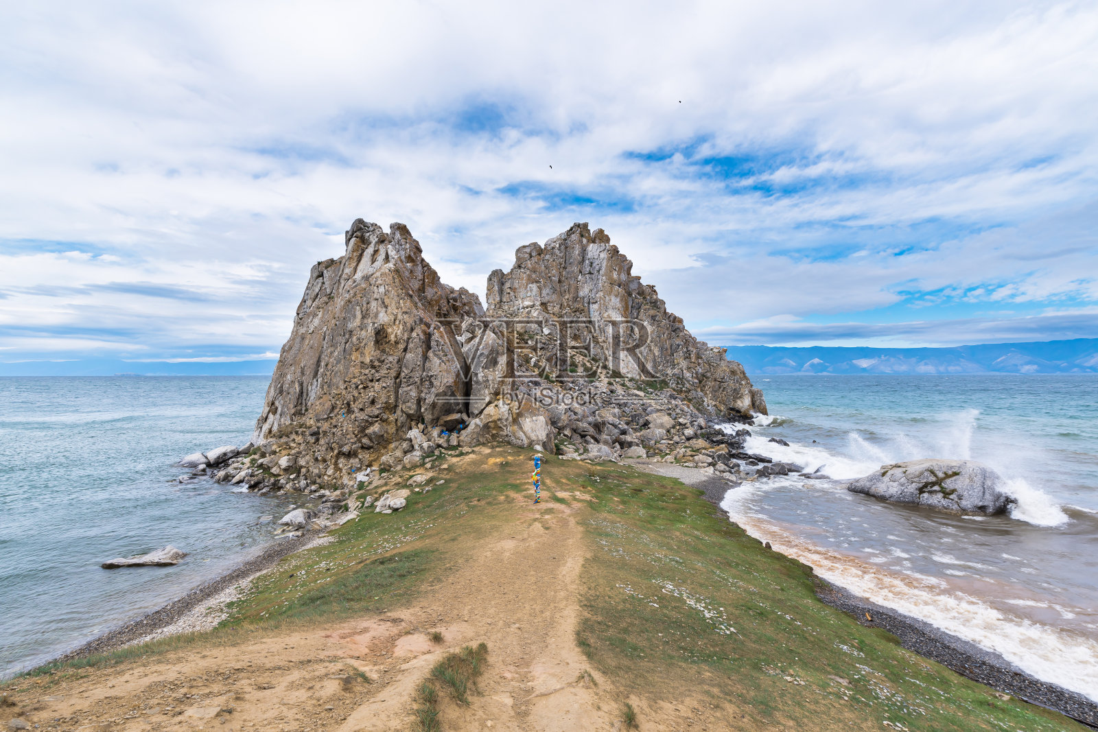 一个神圣的沙曼卡岩石的背景下，一个戏剧性的天空和暴风雨的湖。布尔汗角，奥尔孔岛，贝加尔湖。Khuzhir照片摄影图片