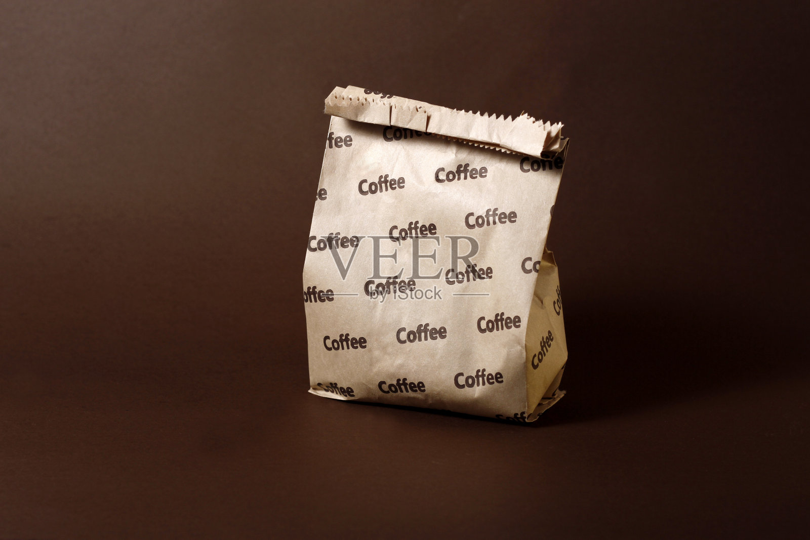 带咖啡的纸袋，棕色背景，水平，复印照片摄影图片