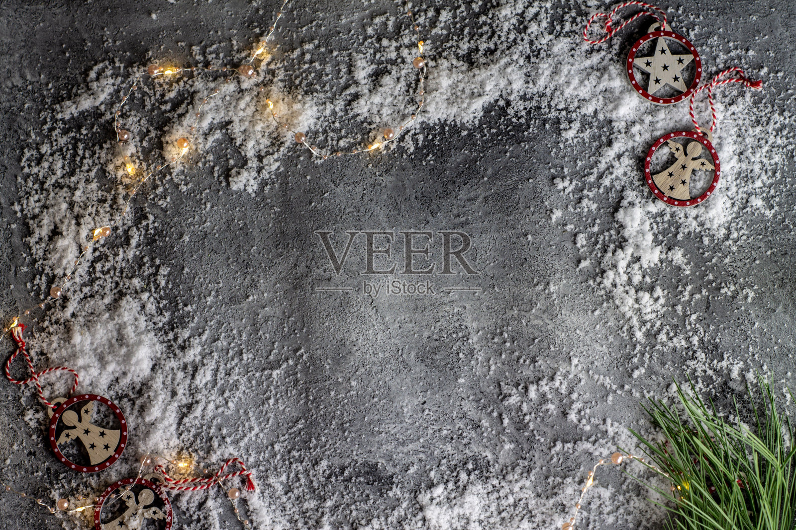 新年背景用黄色的花环和雪照片摄影图片