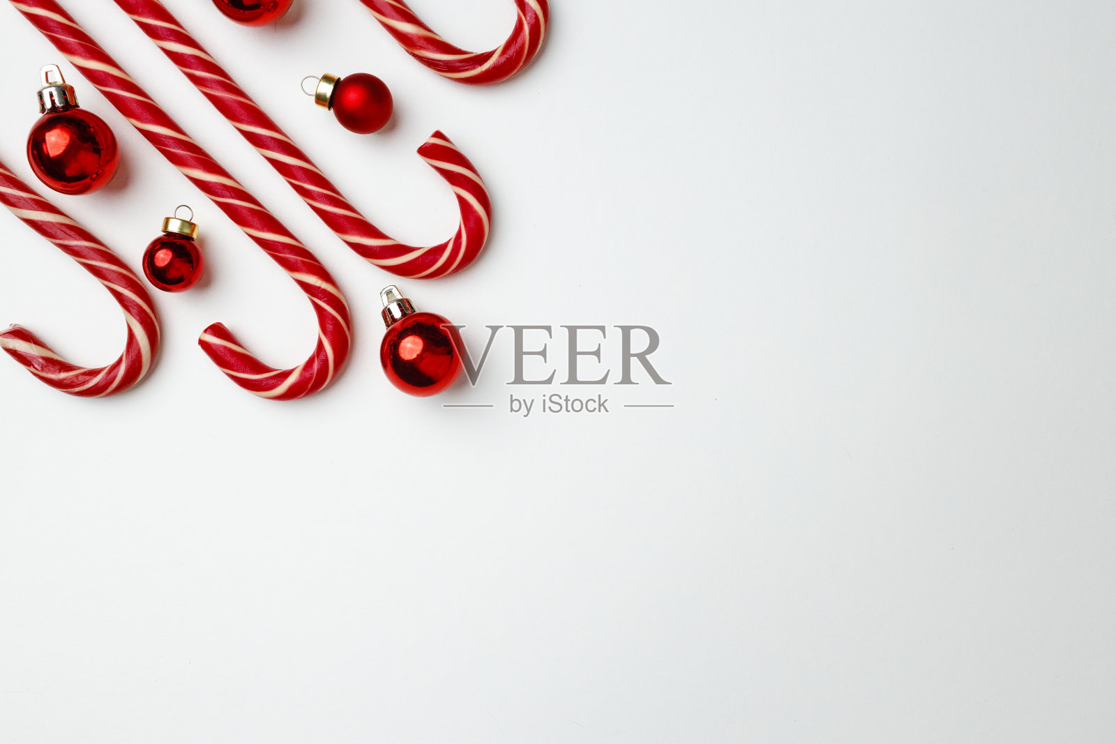 糖果手杖和白色的红色圣诞装饰物照片摄影图片