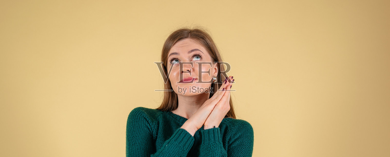 美丽的年轻女子梦想，孤立在黄色的背景，横幅大小照片摄影图片