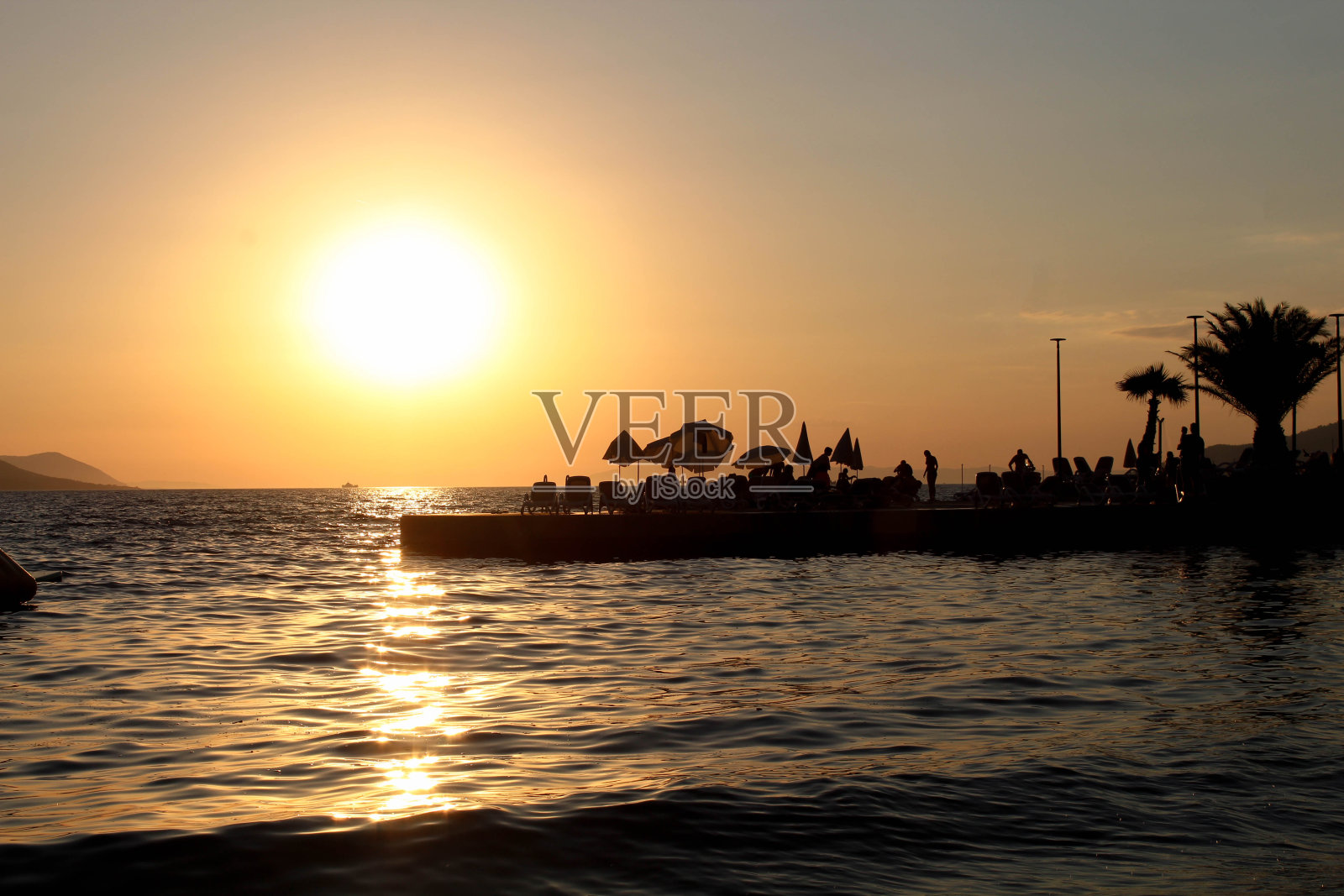 日落时分的海滩，大自然的恩赐照片摄影图片