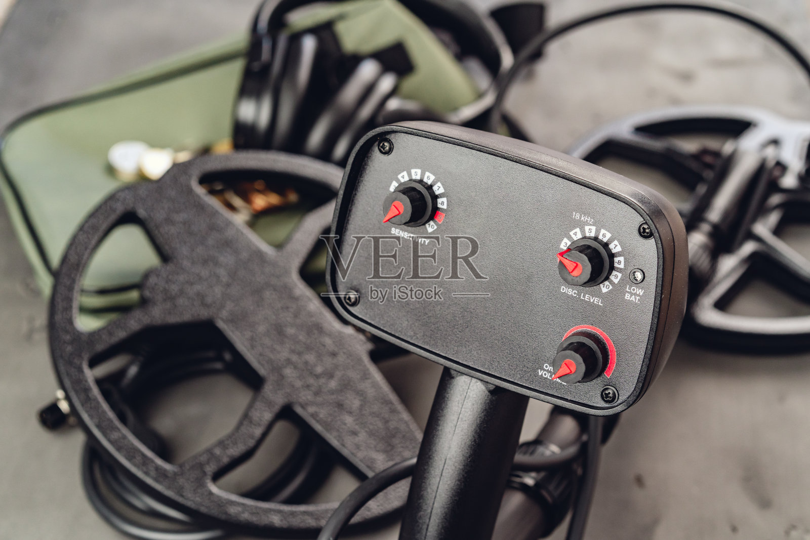 金属探测器和木板上的一堆硬币照片摄影图片