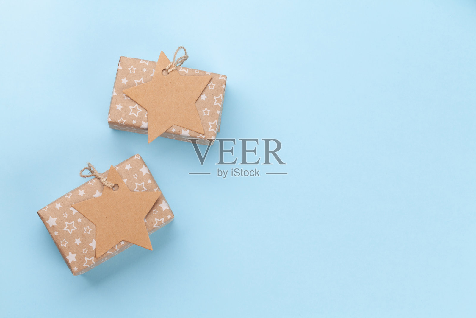 蓝色背景的圣诞礼盒照片摄影图片