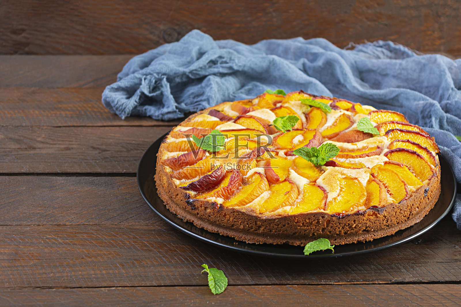 美味的自制桃子派木制背景照片摄影图片