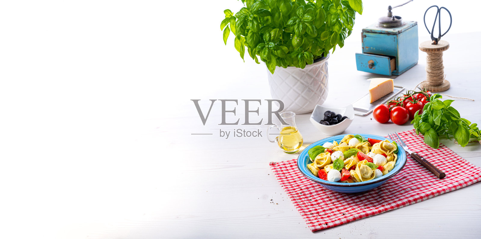 美味的意大利面沙拉照片摄影图片