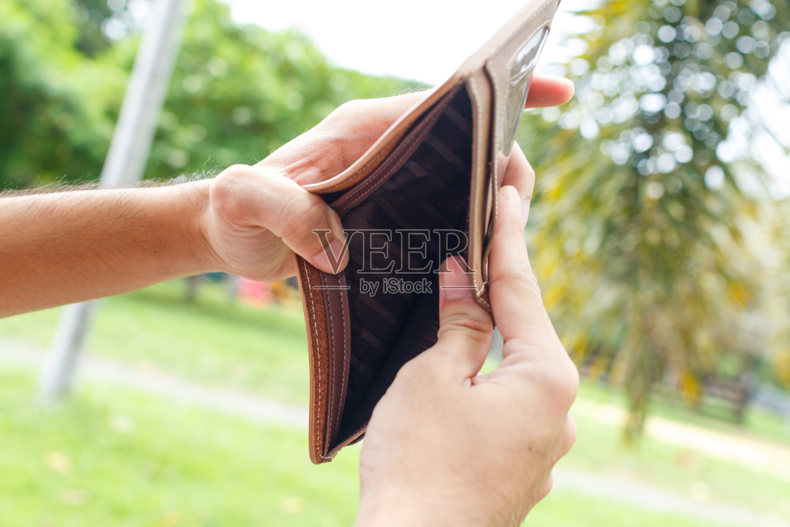 一个特写手男子打开一个空钱包。照片摄影图片