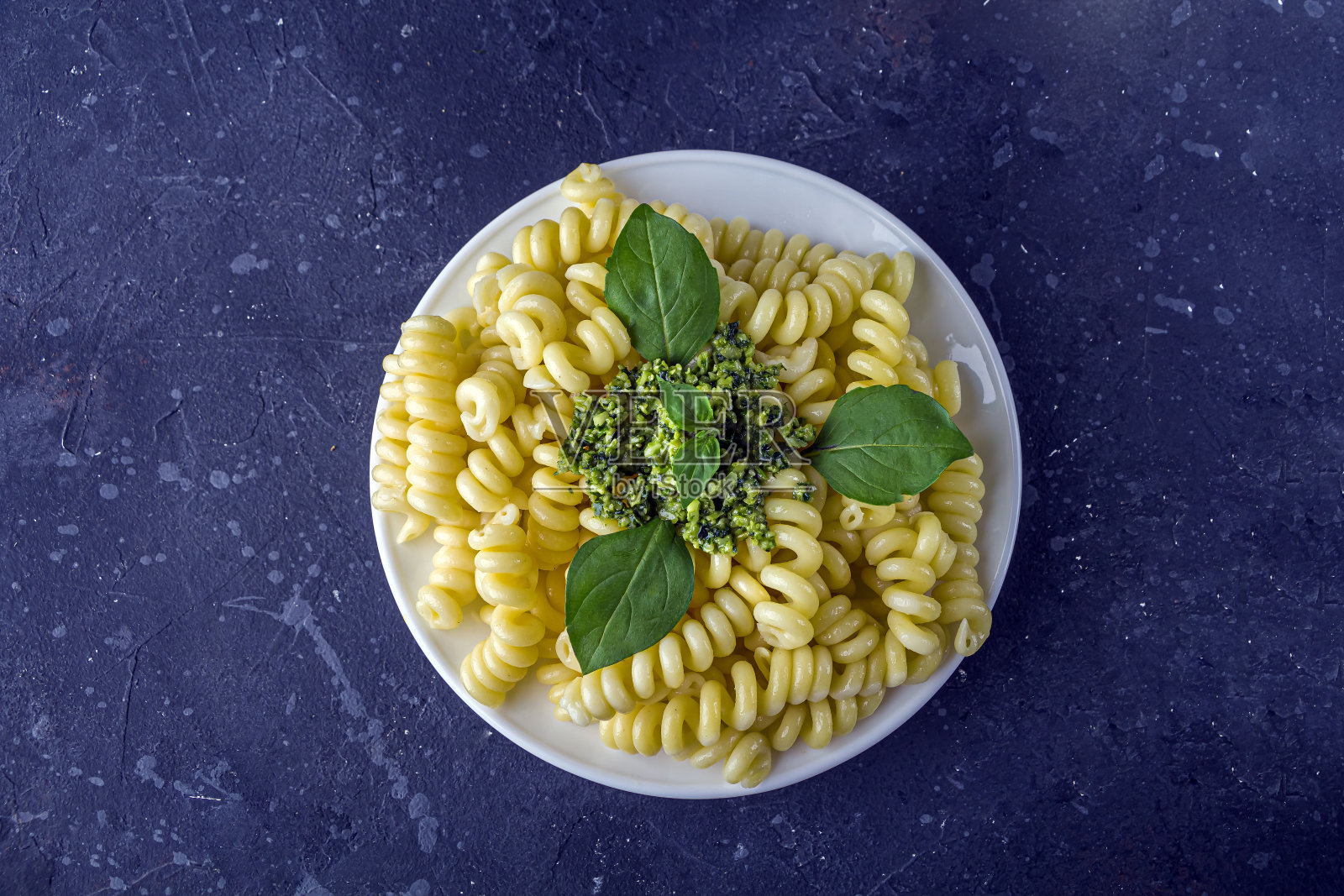 配酱汁香蒜酱的意大利面，白色盘子，深色背景。意大利的概念。关闭，复制空间照片摄影图片
