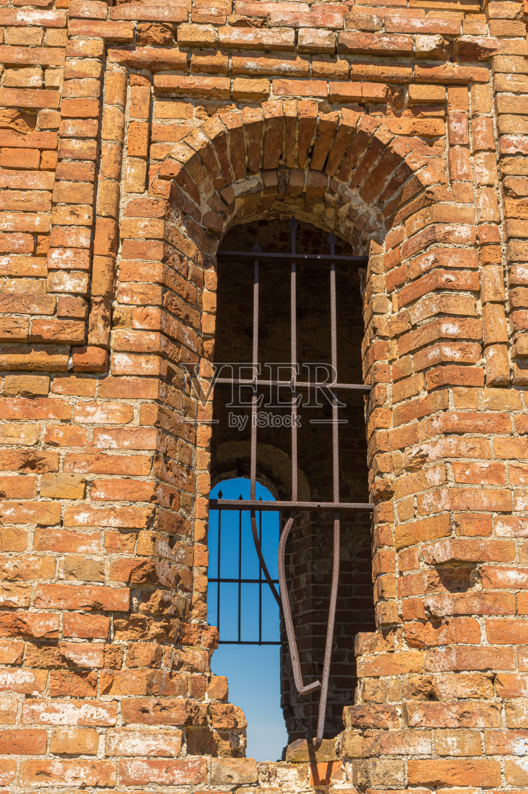 旧砖房中有古老的格栅窗照片摄影图片