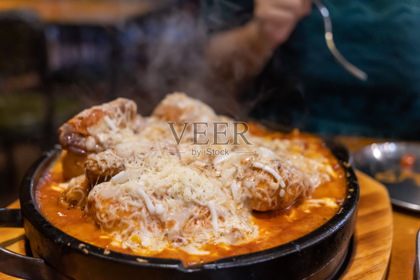 奶油鸡(意为煮熟的米饭)配芝士和酱汁的鸡肉照片摄影图片