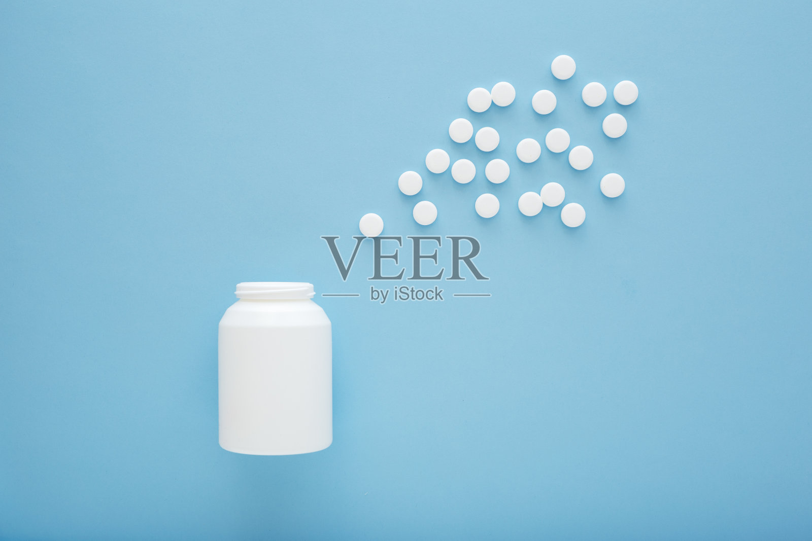 医药药丸和瓶子在蓝色的背景。照片摄影图片