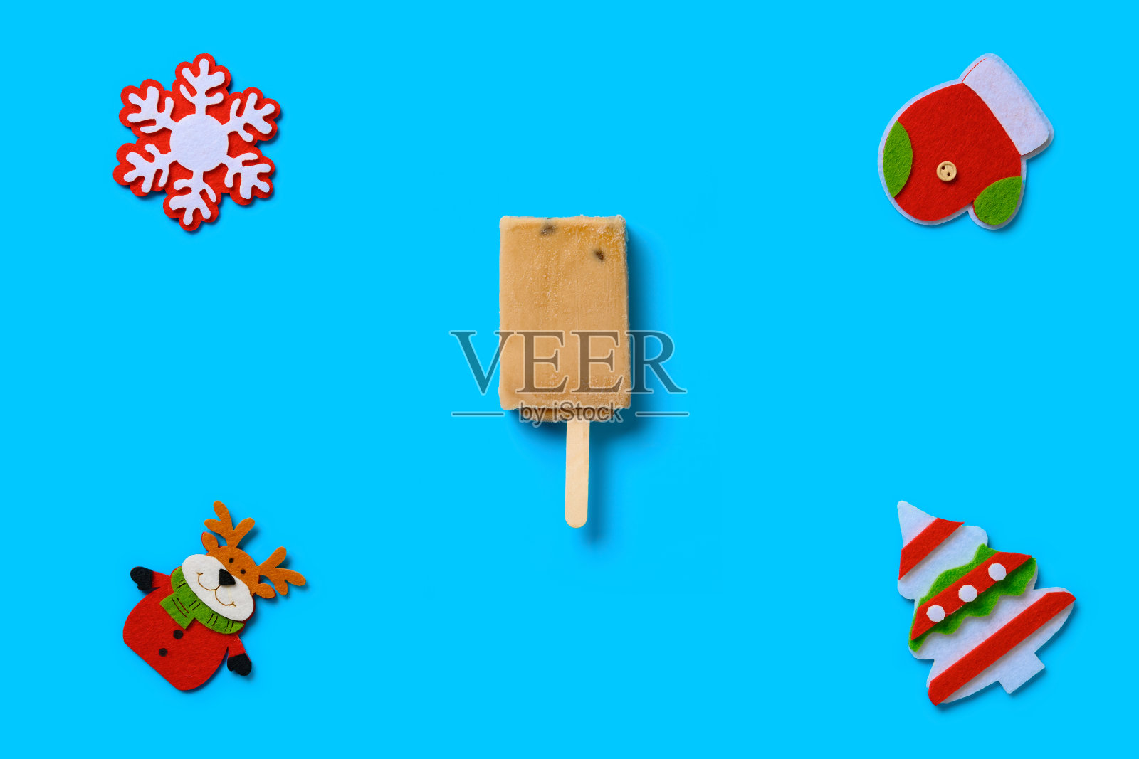 新鲜红糖木薯奶茶口味的圣诞装饰冰棒照片摄影图片