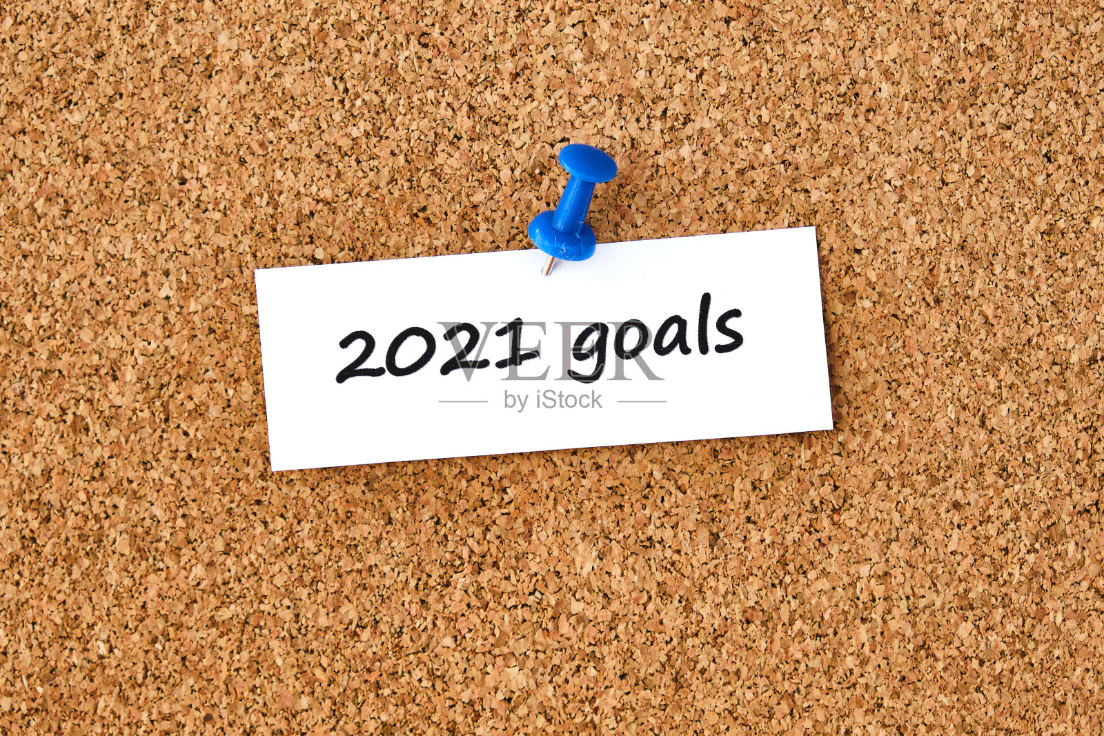 2021年的目标。文字写在一张纸上，以软木板为背景。照片摄影图片