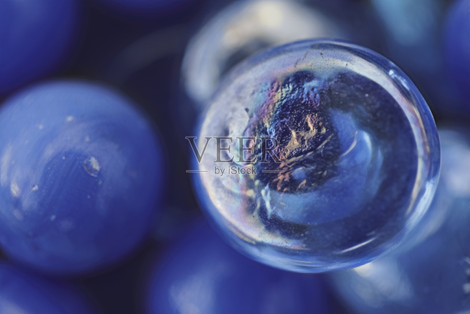 彩虹玻璃弹珠和蓝色弹珠照片摄影图片