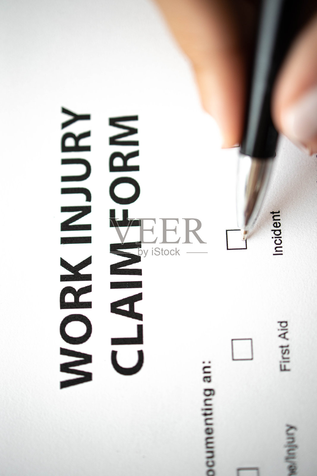 填写工伤索赔表照片摄影图片