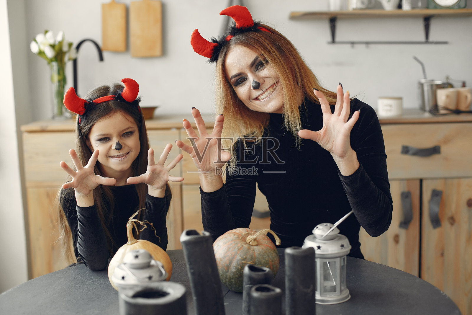 妈妈带着女儿穿着万圣节服装化妆照片摄影图片