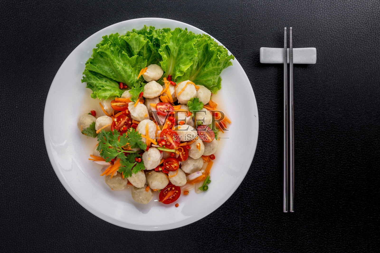 猪肉丸子辣沙拉美味的食物照片摄影图片