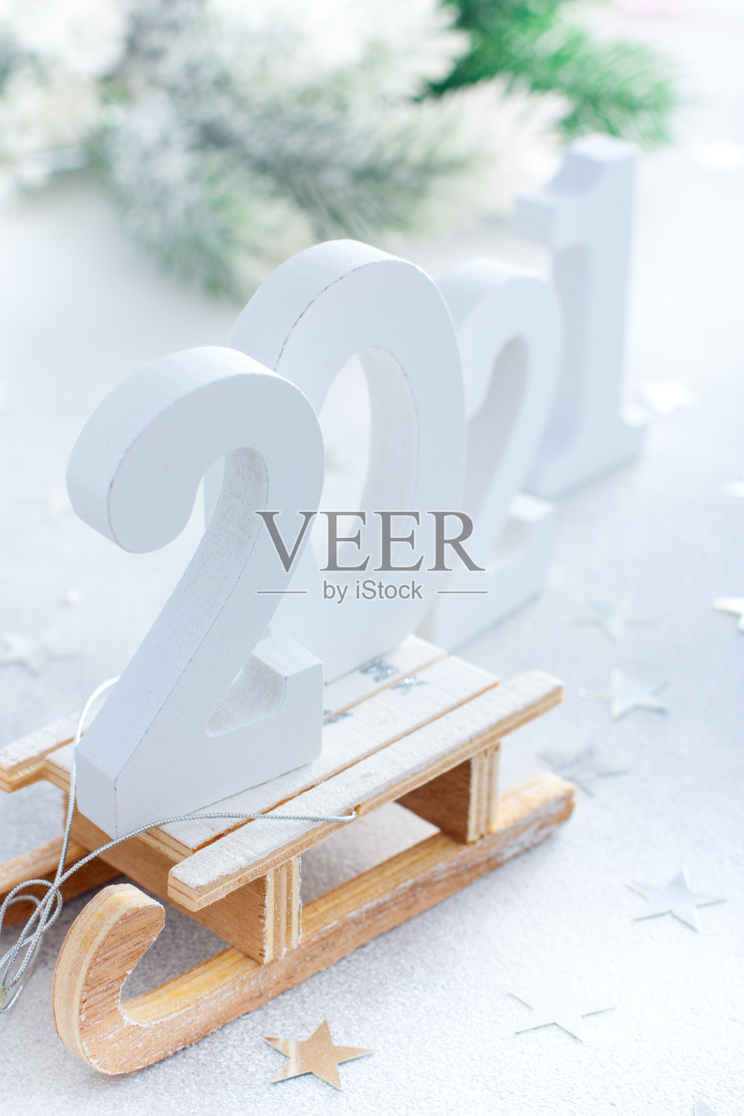 白色木质数字为新年木制装饰雪橇，象征年岁，背景，选择性聚焦照片摄影图片