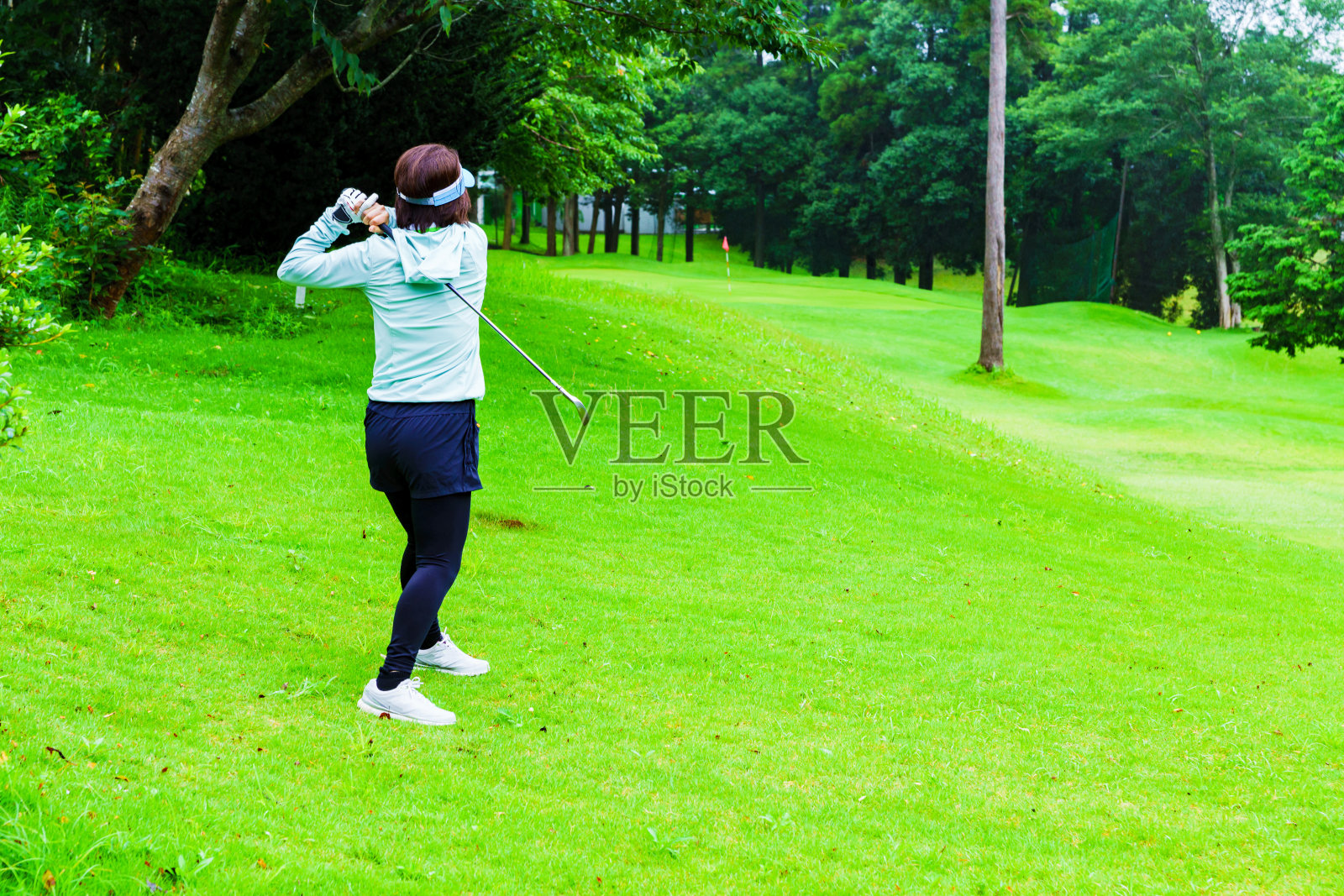 在日本打高尔夫球的女人照片摄影图片