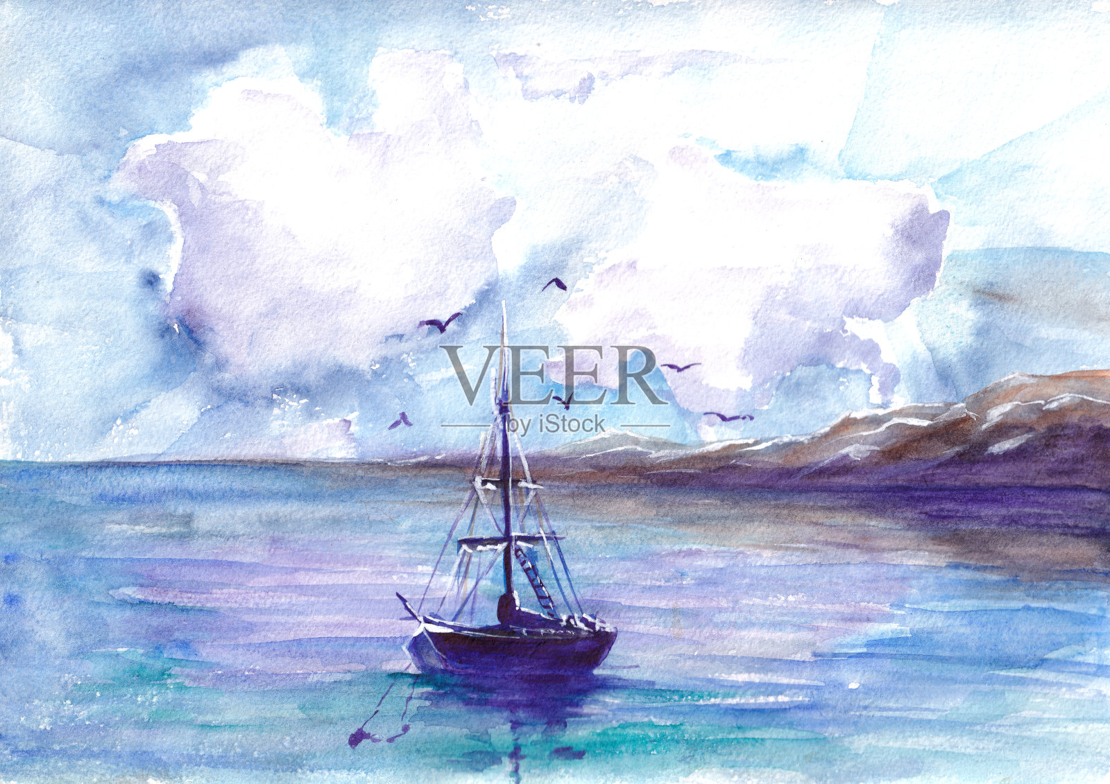 海洋和帆船的水彩插图。以云和山为背景的天空为背景。带有海景的明信片。插画图片素材