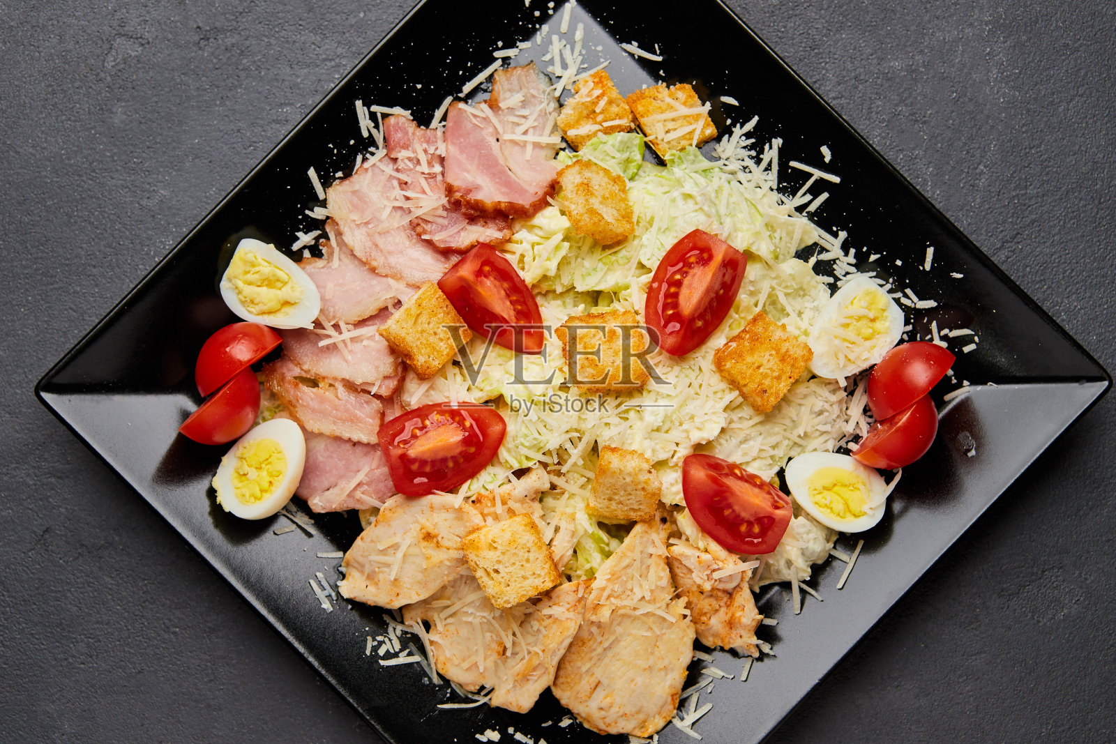 凯撒沙拉配生菜，鸡肉，培根和油炸面包丁照片摄影图片