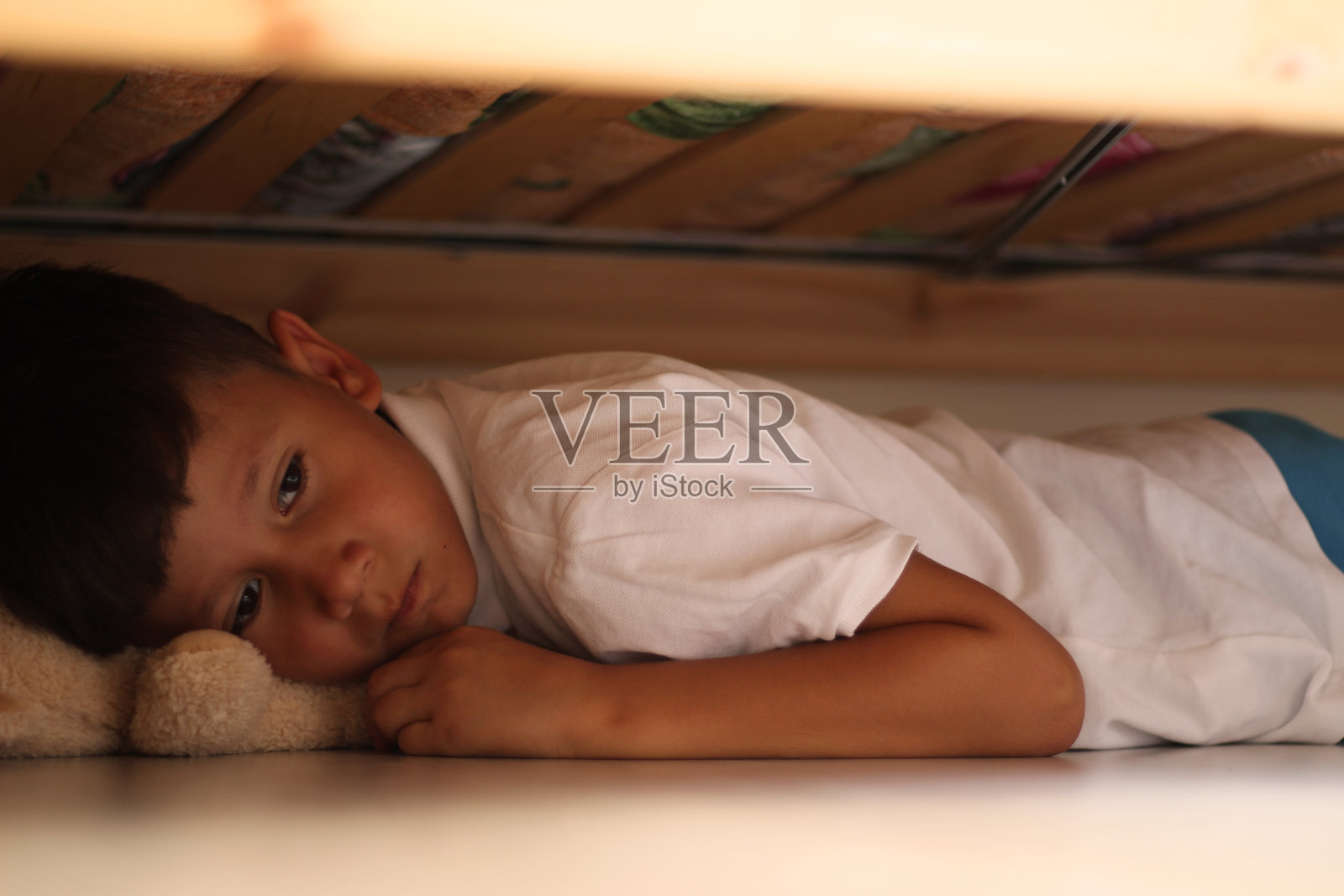 吓坏了的男孩照片摄影图片