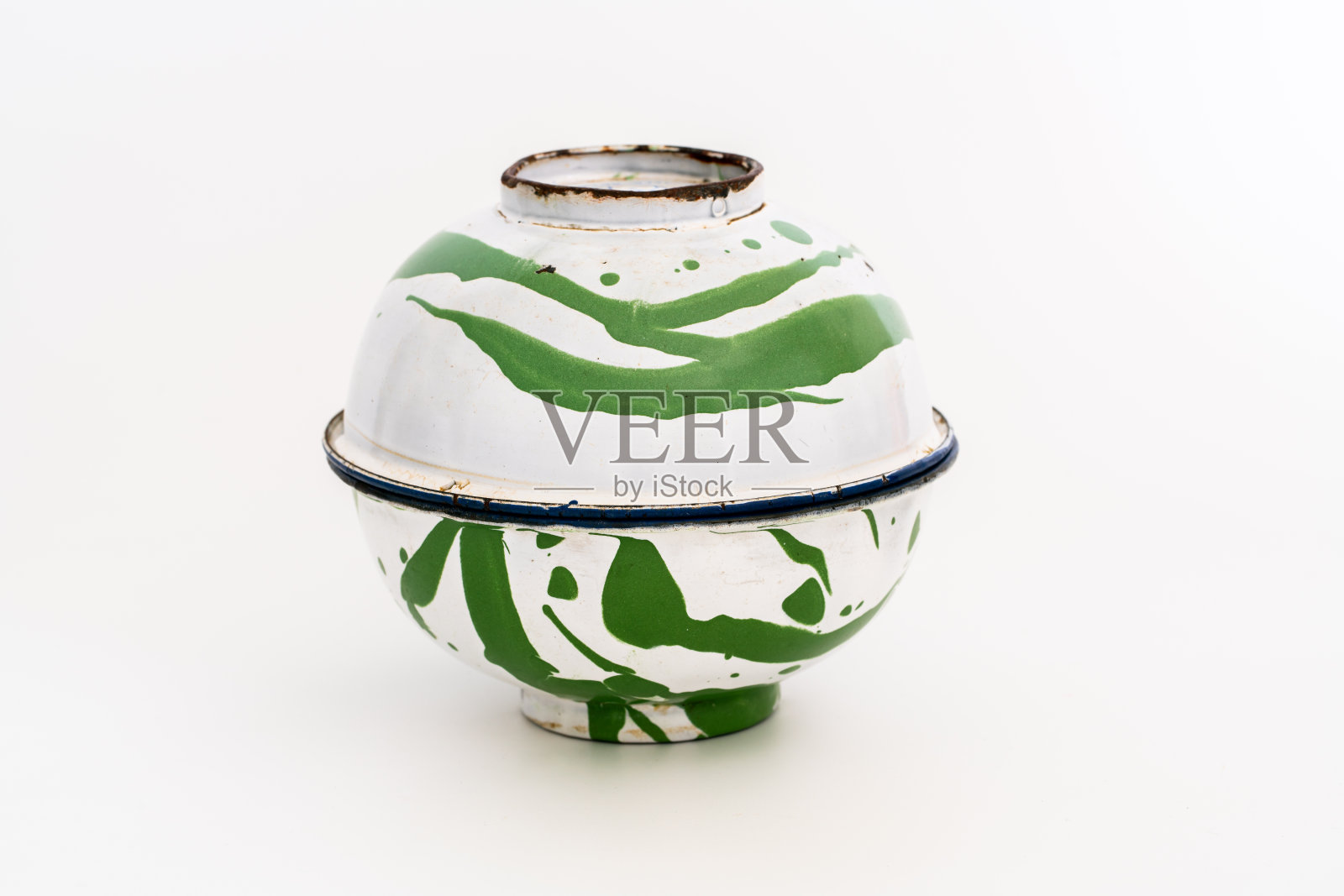 白色背景上的绿色金属碗照片摄影图片