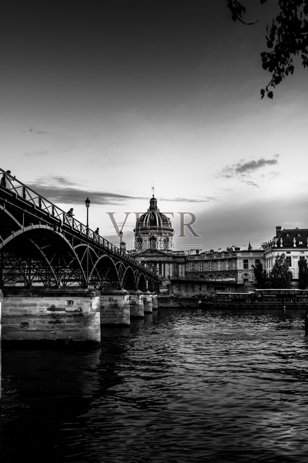 塞纳河边的巴黎照片摄影图片