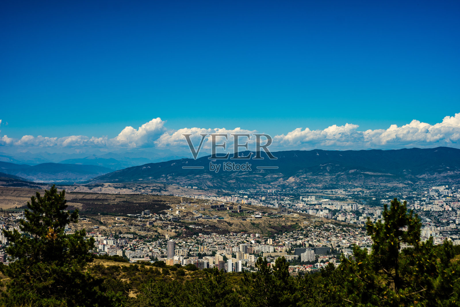 从山上看第比利斯城照片摄影图片