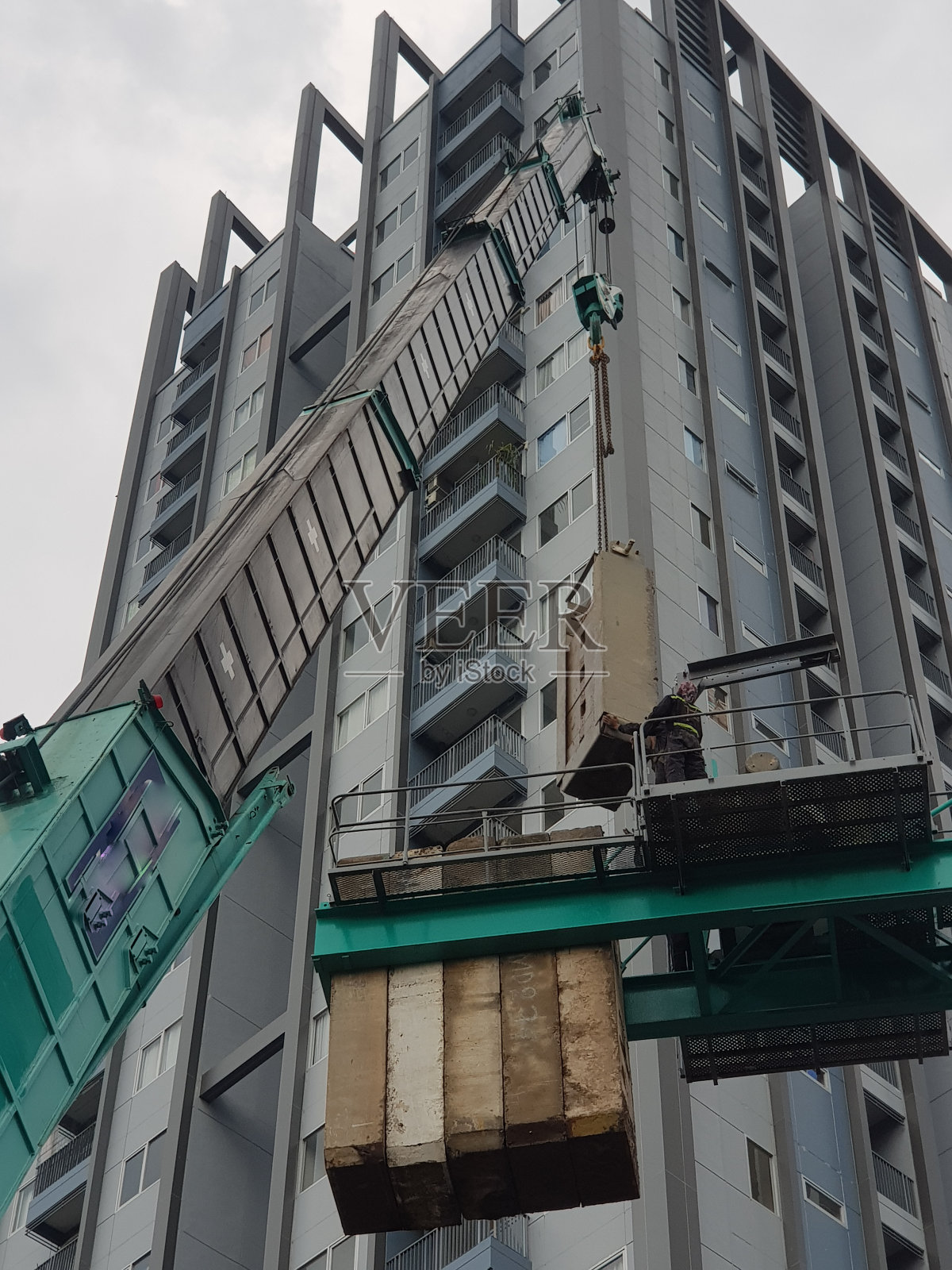 塔式起重机安装过程中使用移动式起重机进行吊装。照片摄影图片