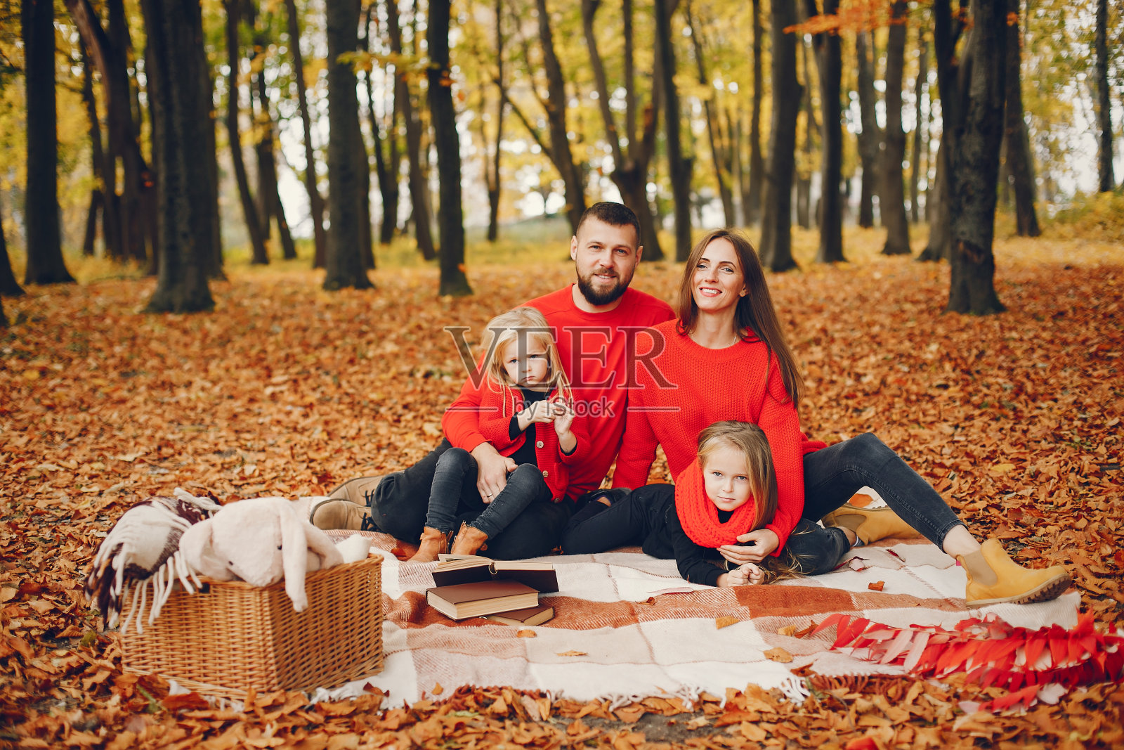 一家人和可爱的孩子们在秋天的公园里照片摄影图片