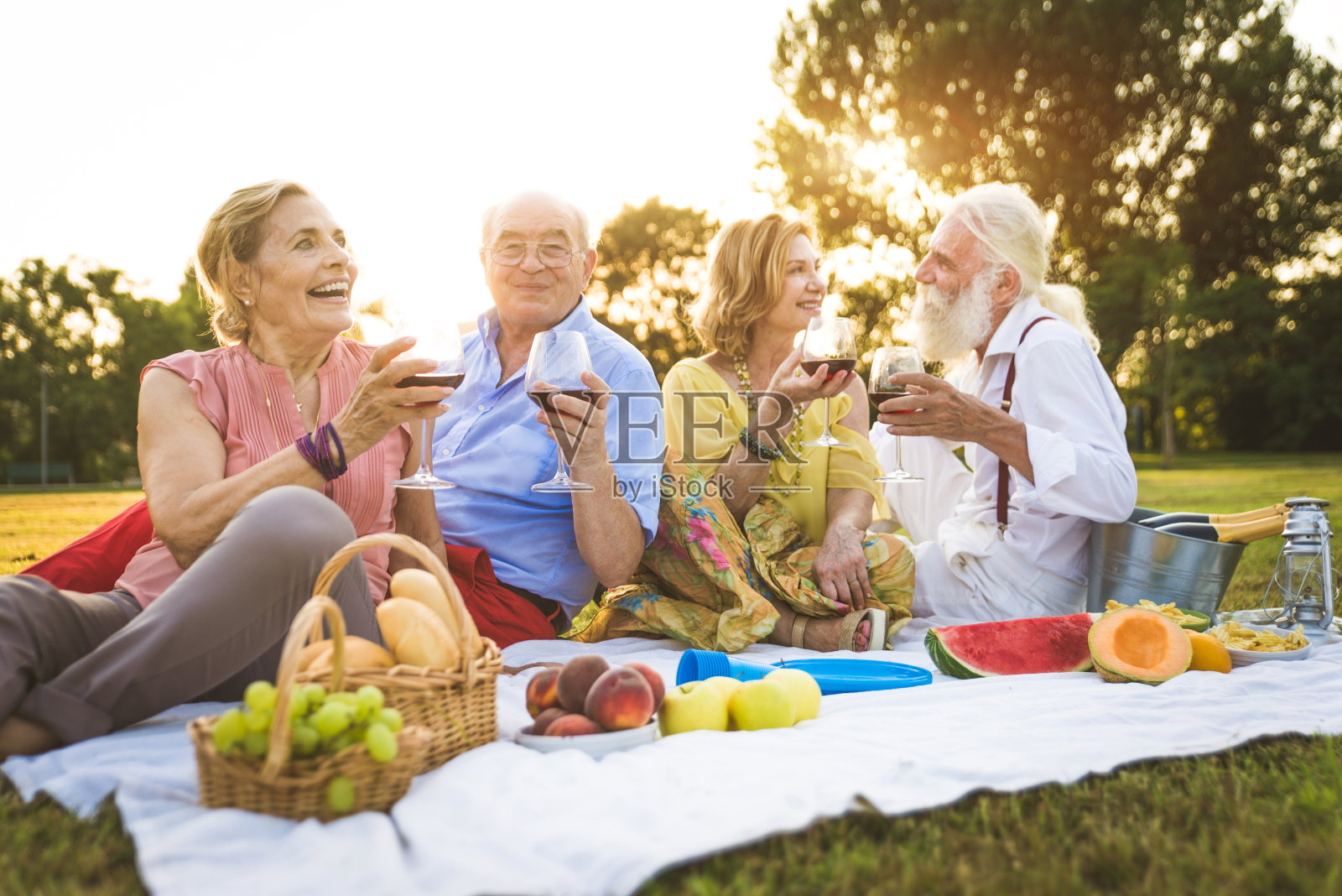 一群老年人在户外聚会照片摄影图片
