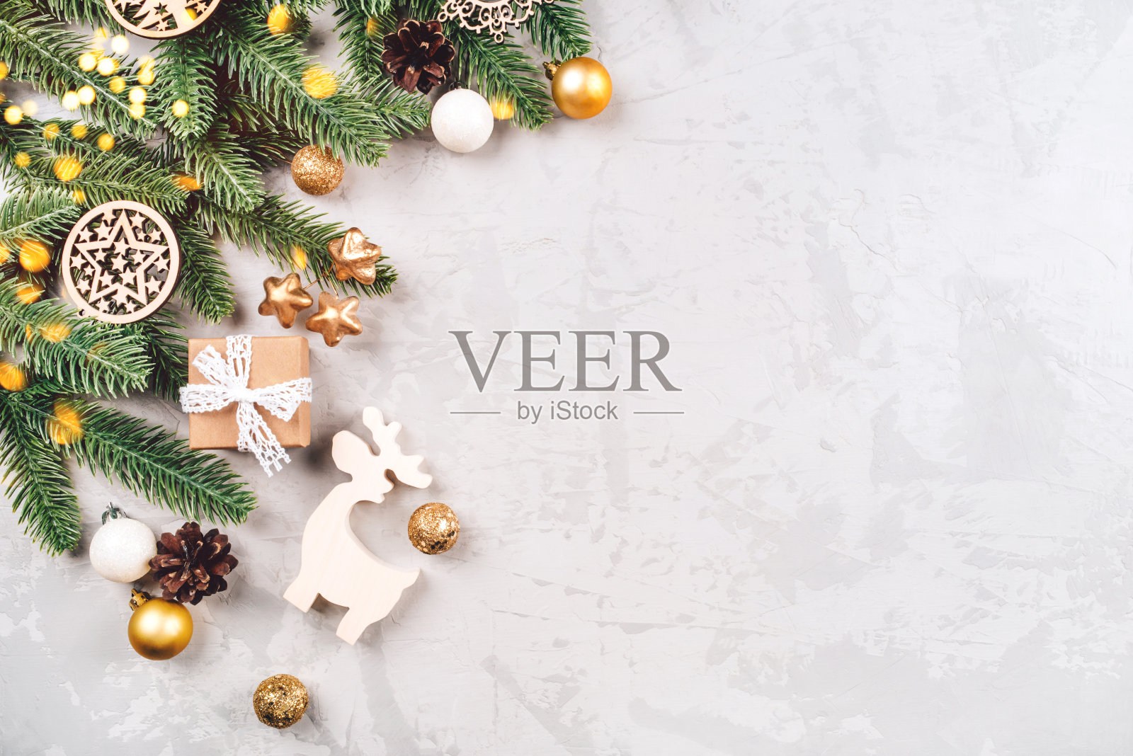 用冷杉树枝和装饰品构成圣诞节。照片摄影图片