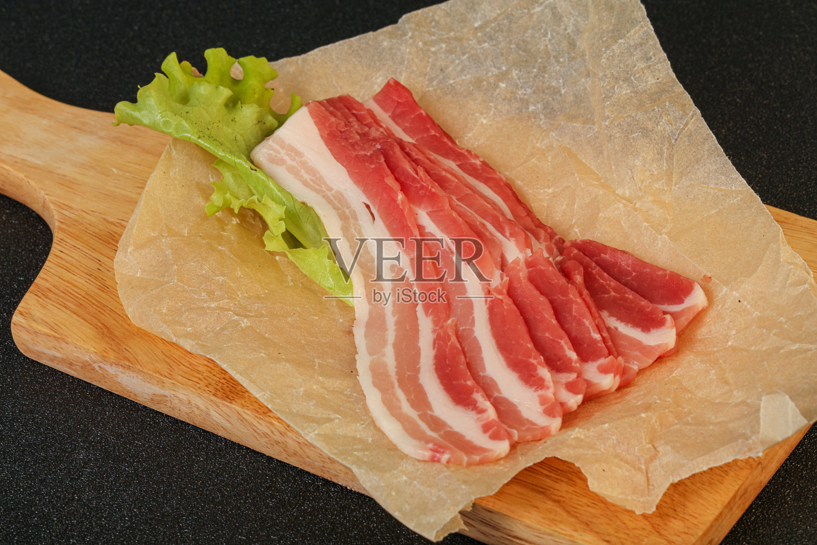 烤用的生猪肉和腌肉照片摄影图片