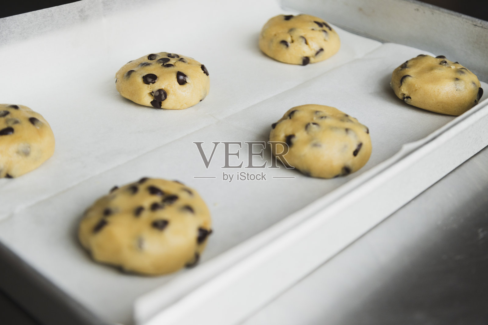 生巧克力饼干面团放在托盘上准备烘烤-传统的美国甜点照片摄影图片