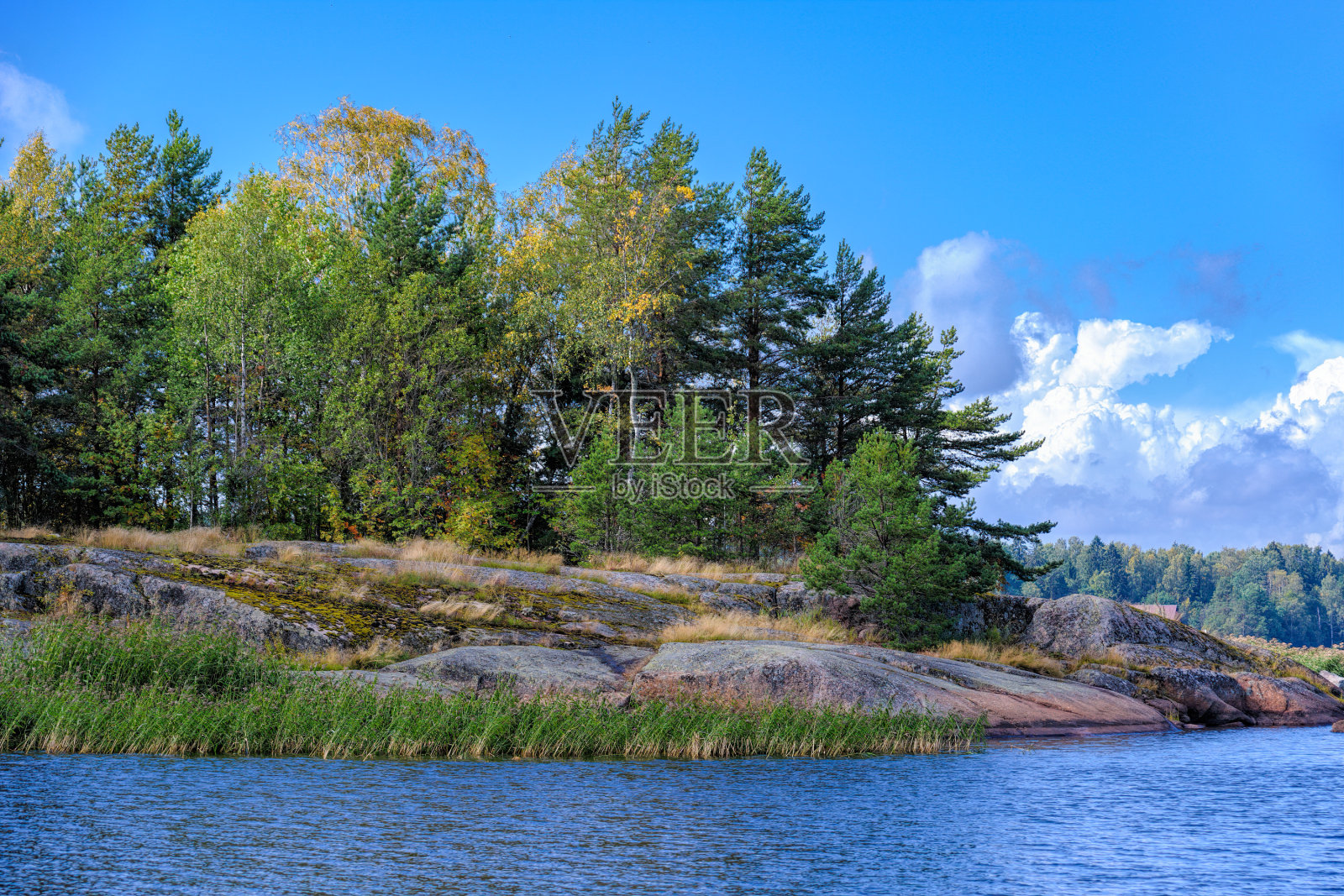 岛上风景如画的岩石海岸与巨大的多吨巨石(飘忽不定的块)。波罗的海的基本结晶形成和冰川景观(漂流时期)在芬兰斯科利斯湾。照片摄影图片