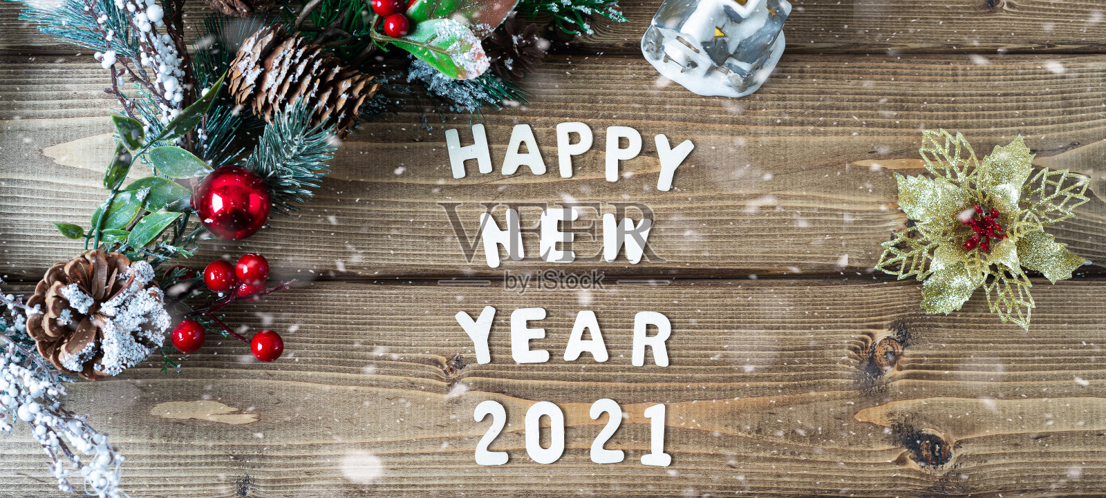 新年快乐作文。圣诞冷杉枝头装饰在旧的深色木质背景上用字母文字，平铺顶视图照片摄影图片