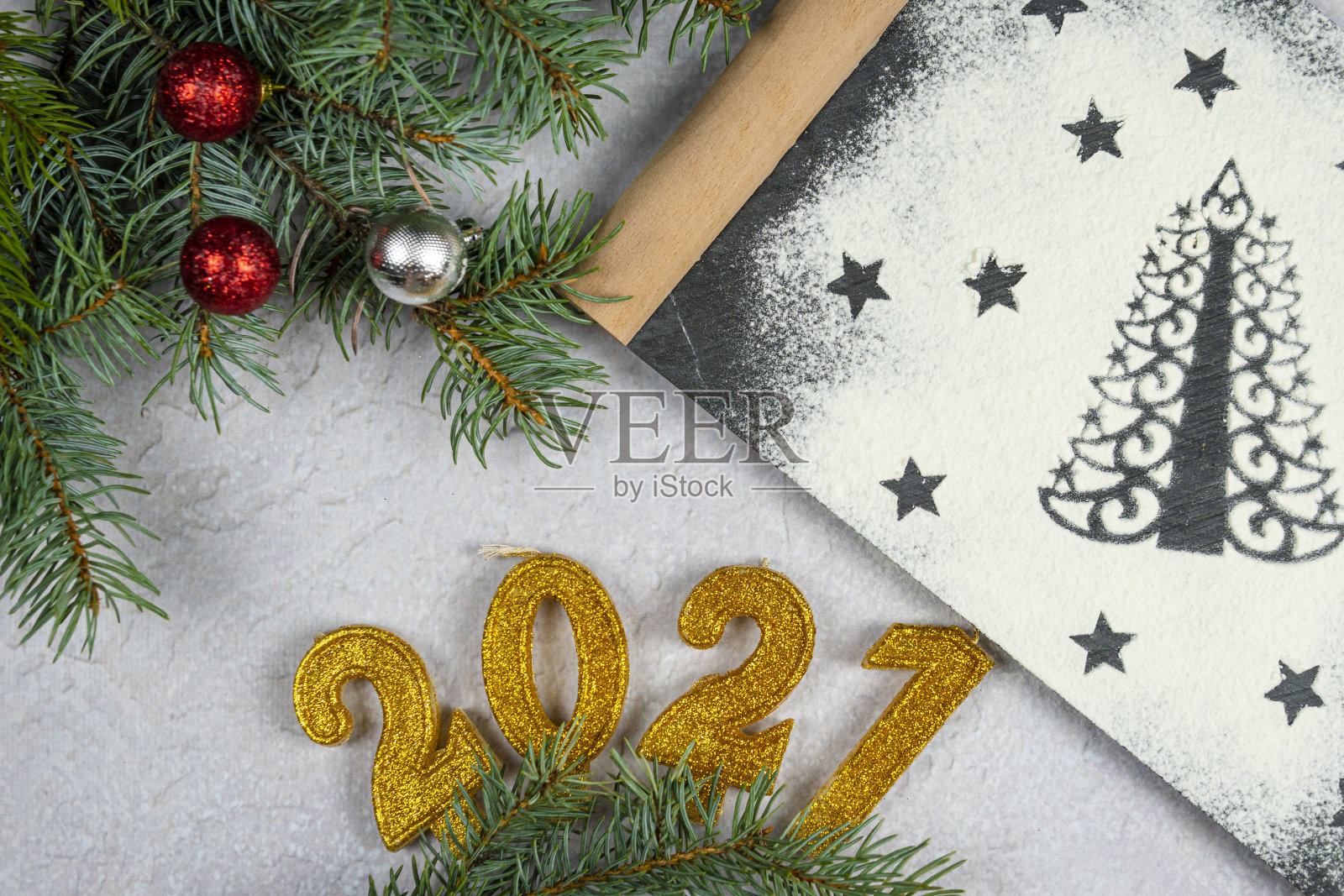 由面粉制成的圣诞树剪影。假日背景与文本的黄金数字2021，树枝，顶部视图照片摄影图片