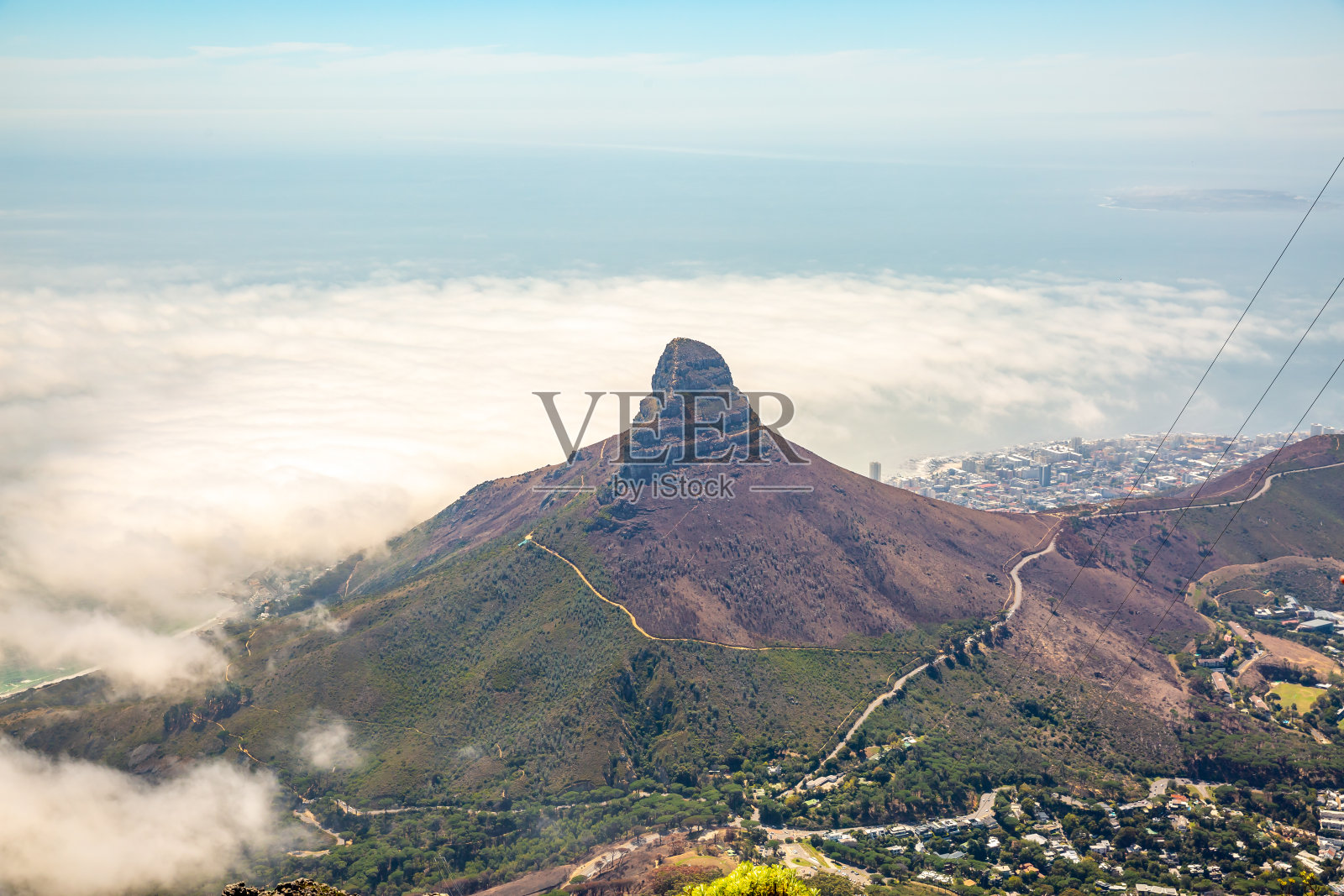 从桌山的狮子头和大西洋在背景的空中视图照片摄影图片