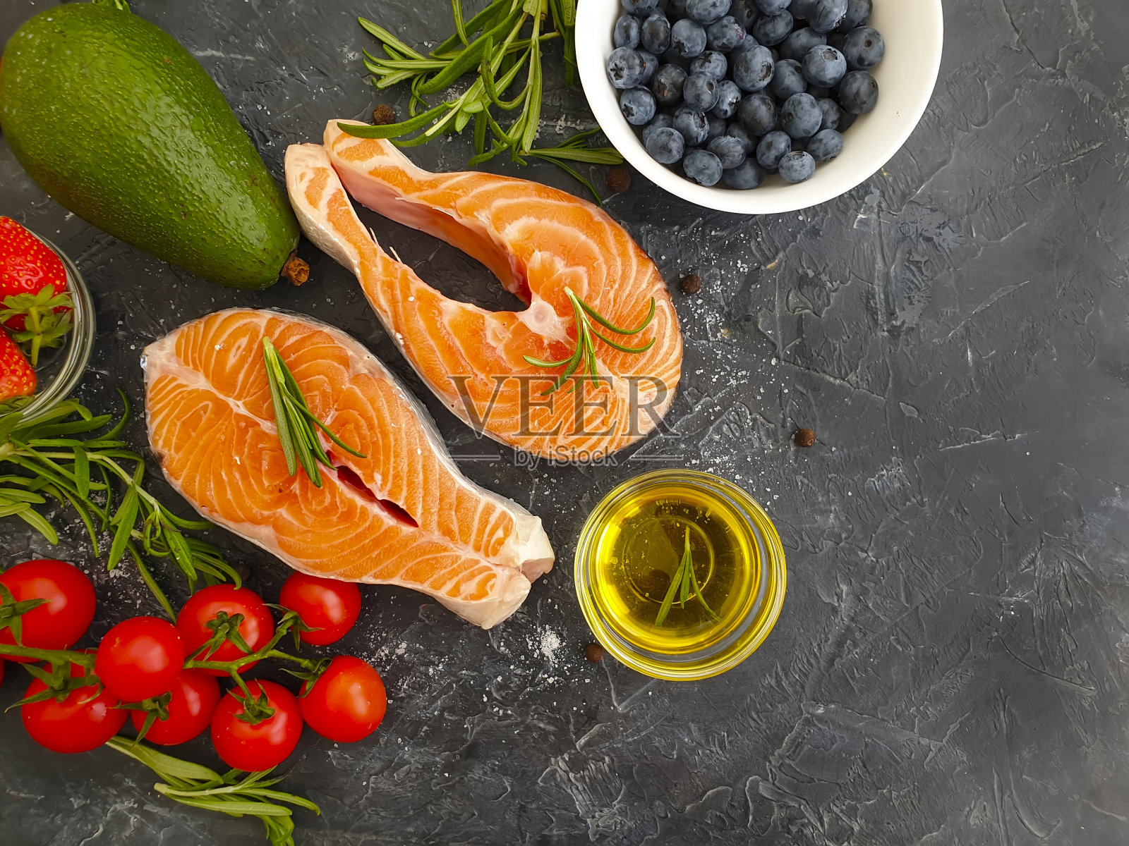 鲜红的鱼在混凝土背景下海鲜，产品照片摄影图片