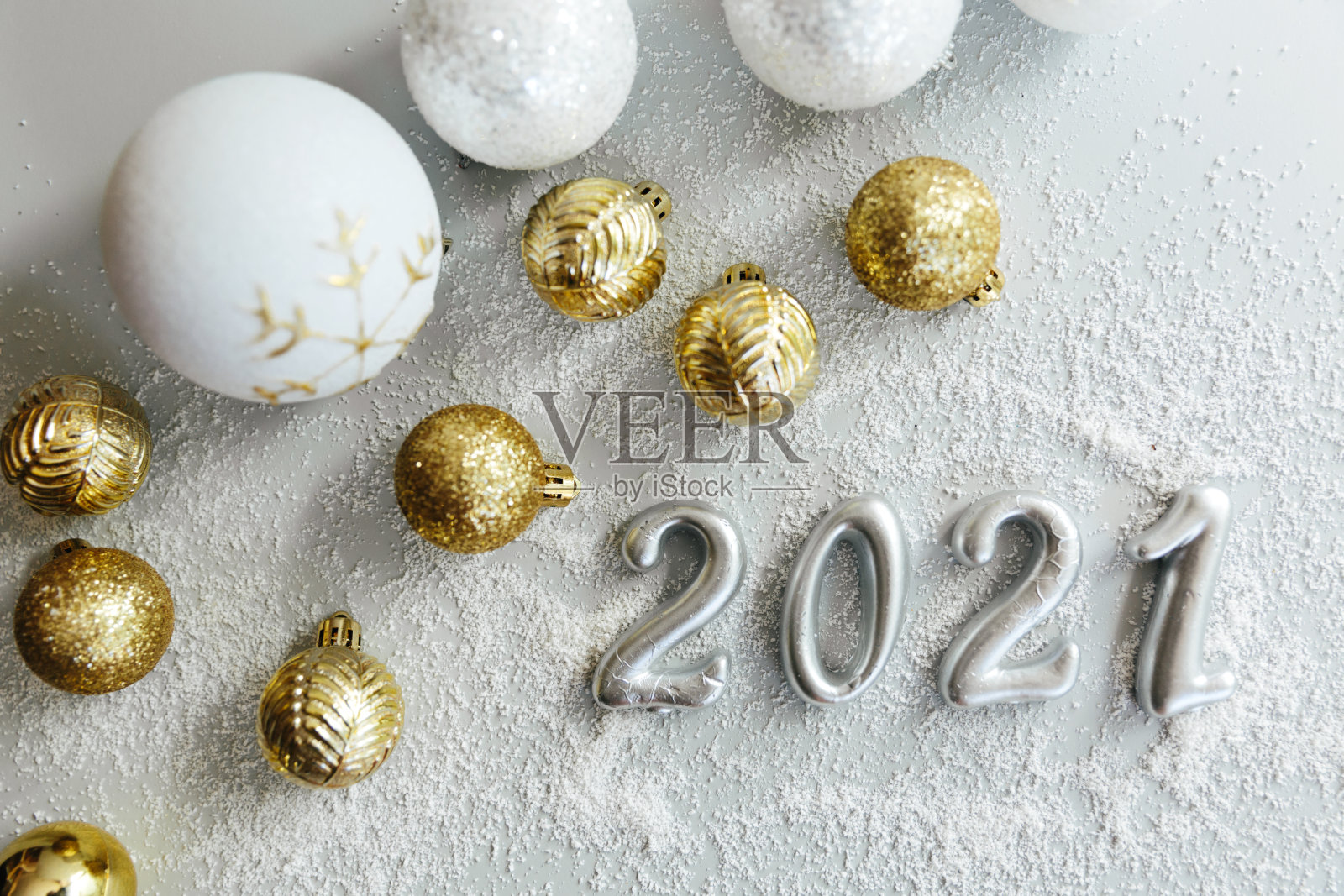 2021年新年快乐。带圣诞帽的银色数字2021在白色背景上。假日派对装饰或明信片概念与顶视图和复制空间照片摄影图片