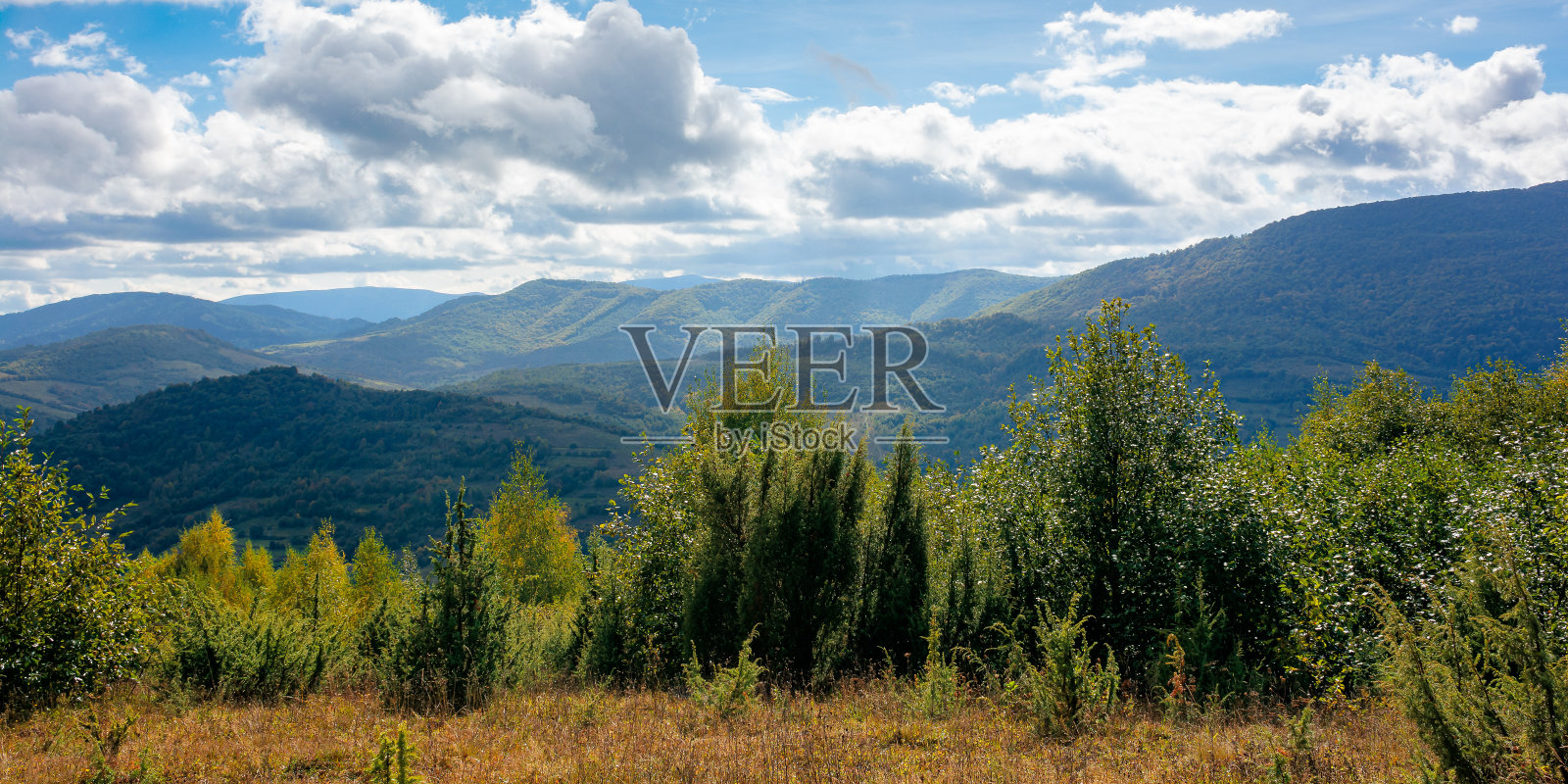 秋天多山的乡村照片摄影图片