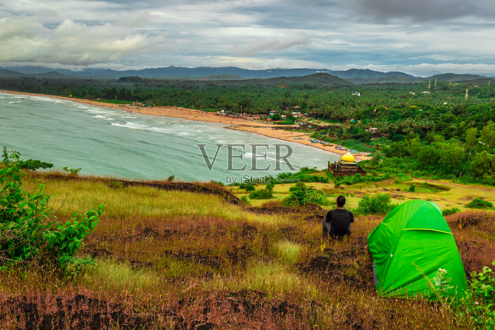 在山顶独自露营，晚上可以看到令人惊叹的景色和壮观的天空照片摄影图片